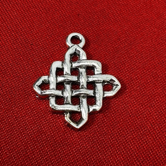 The Unbranded Brand Jewelry - Antique Silver Tone Celtic Knot Charm Pendant
